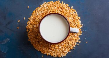 bicchiere di latte avena circondato da avena