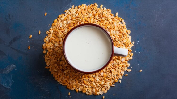 bicchiere di latte avena circondato da avena