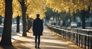 uomo che cammina in un viale alberato